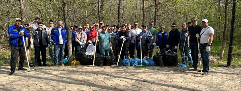 The Community Cleanup Day in the City Park of Culture and Recreation